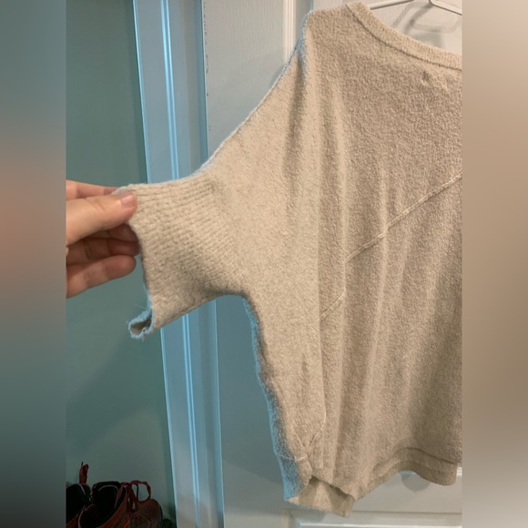 Oversize L/XL Poncho-Style Sweater with Asymmetric Hem - Picture 3 of 8